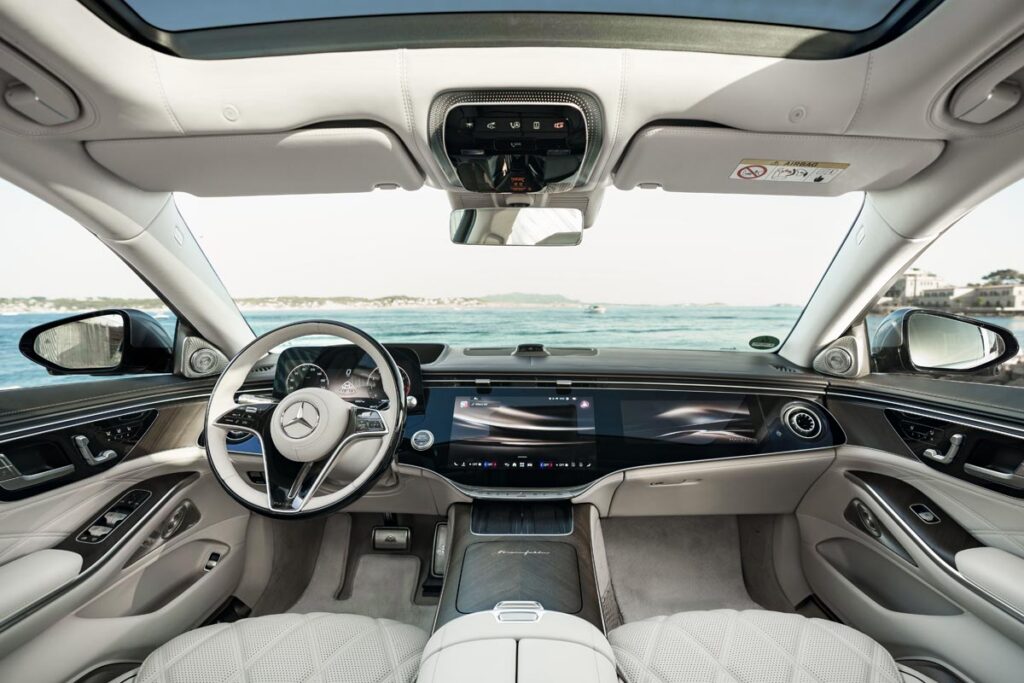 The display integrates a 12.3-inch driver’s screen, a 14.4-inch central infotainment display, and a 12.3-inch screen for the passenger. Photo courtesy of Mercedes-Maybach